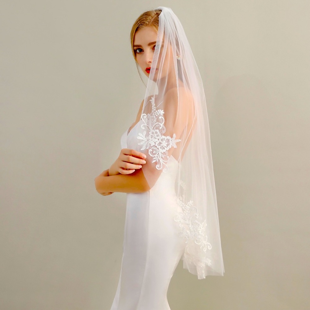 Lace detailed veil